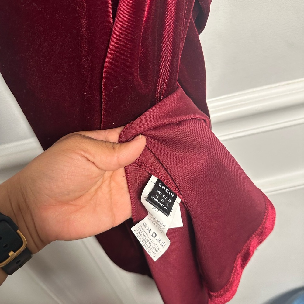Size M SHEIN burgundy wine dress. Never worn and too late to return.